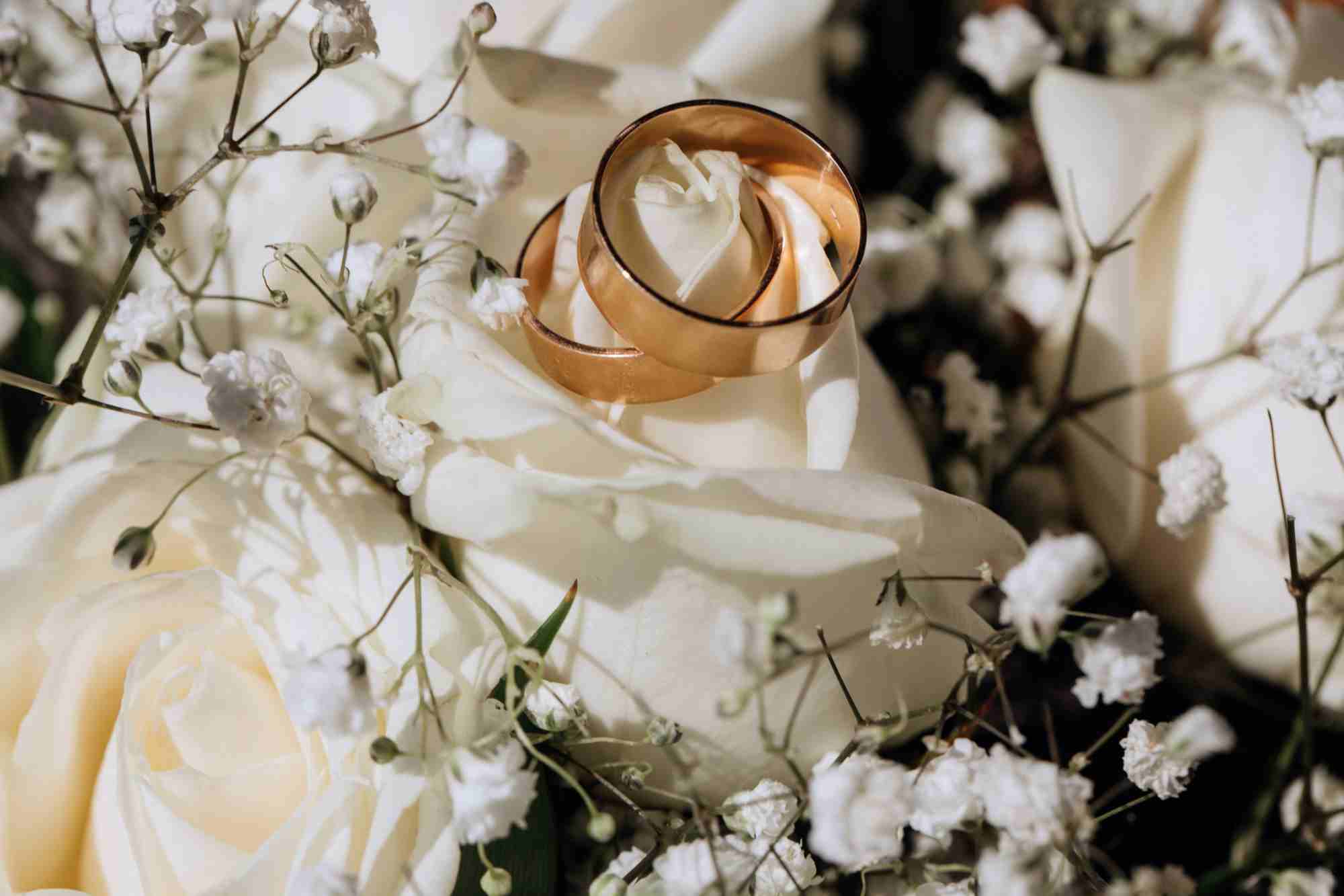 golden-wedding-rings-white-rose-from-wedding-bouquet_8353-10467 تالار عروسی