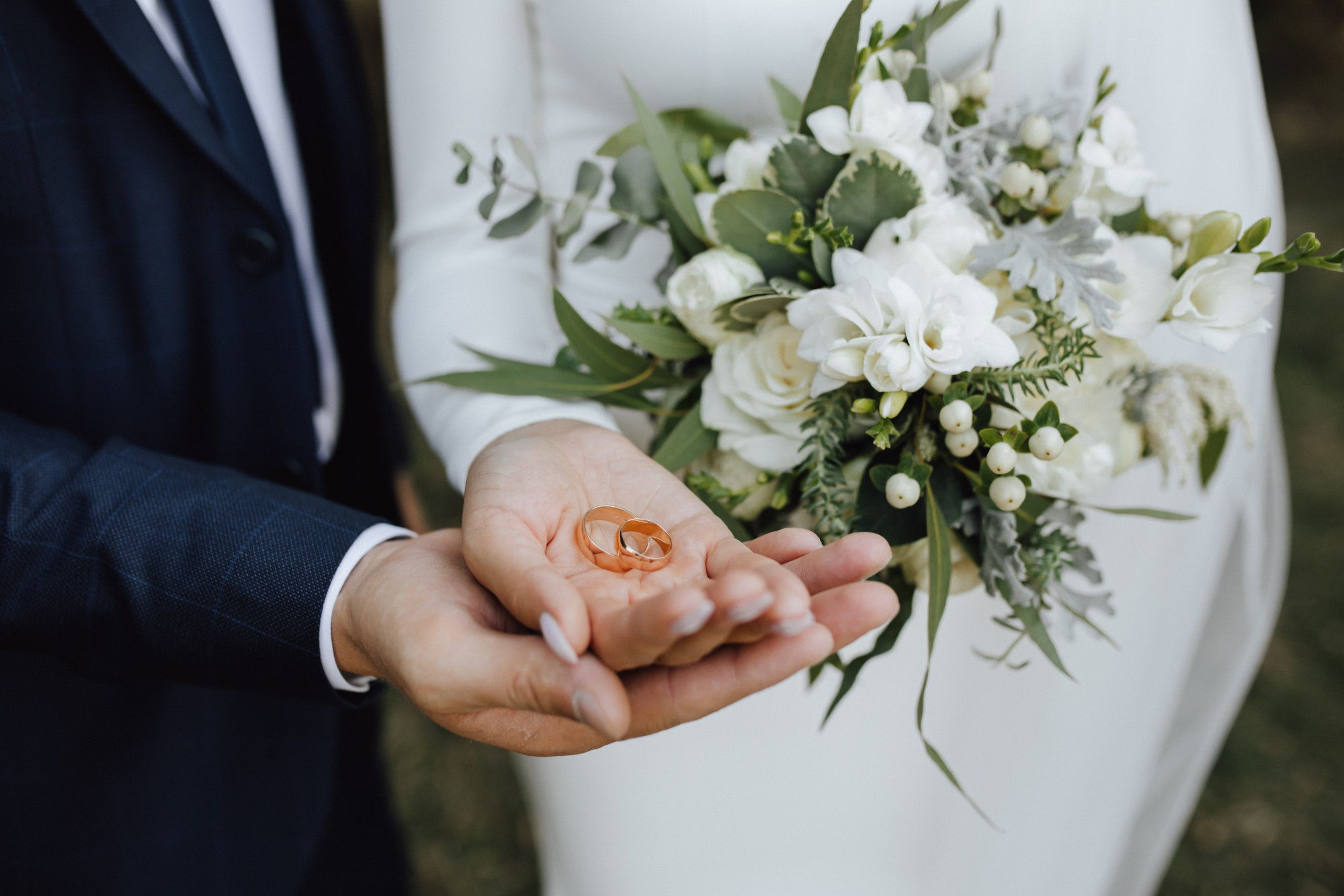 wedding-bands-hands-bride-groom-with-beautiful-wedding-bouquet-made-greenery-white-flowers_8353-11212 wedding-bands-hands-bride-groom-with-beautiful-wedding-bouquet-made-greenery-white-flowers_8353-11212